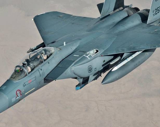 Un avión militar de Estados Unidos fue derribado en Irán. Uno de los pilotos fue rescatado mientras continúan las operaciones para encontrar al segundo, en medio de tensiones militares crecientes.