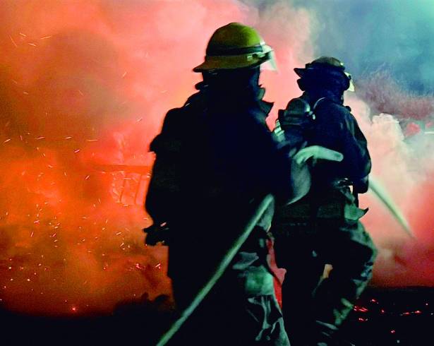 El fuego se originó en matorral y pastizal, materiales altamente inflamables en esta temporada.