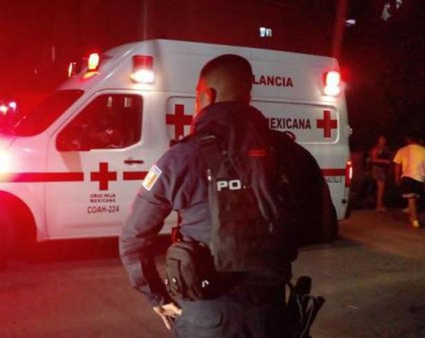 Paramédicos de la Cruz Roja brindan atención prehospitalaria a la mujer lesionada tras el accidente en la colonia Guadalupe.