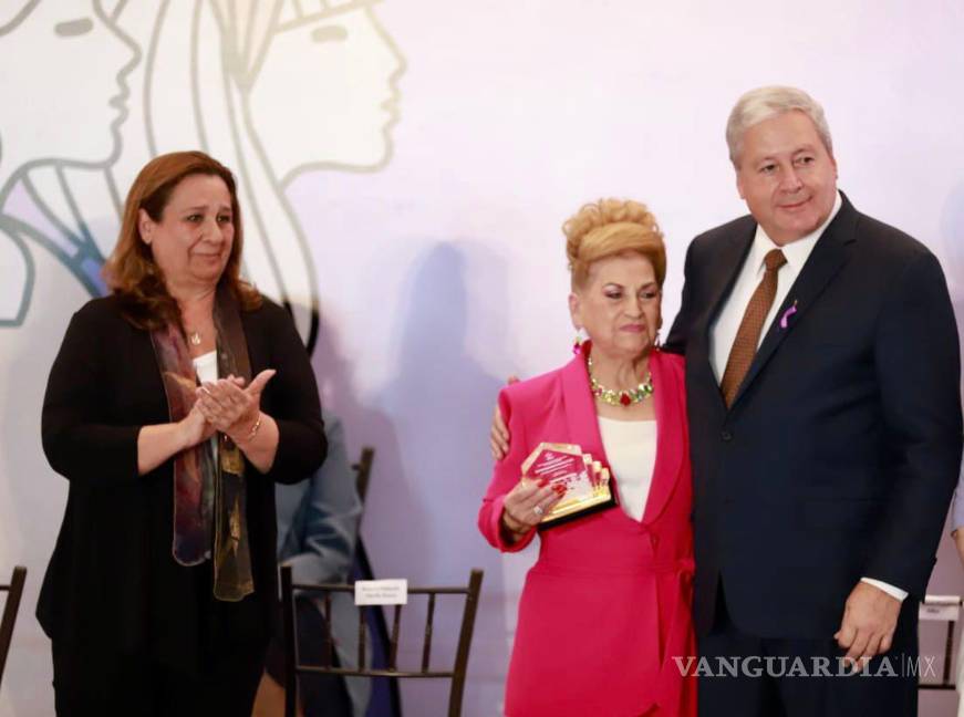 $!La categoría Emprendimiento se la llevó Guillermina Yolanda Saldaña Muñoz, fundadora de la Zapatería Francis.