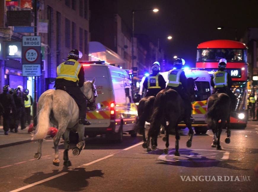 $!Manifestantes y policías se enfrentan en Londres