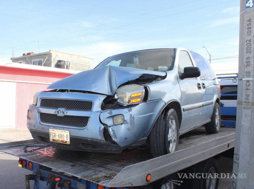 Madre pierde el control de su vehículo y choca contra ‘tiendita’ en Saltillo