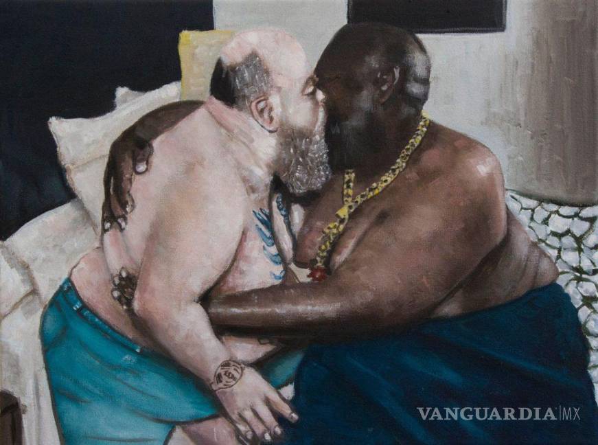 $!Un óleo sobre tela en el que aparecen dos hombres, uno de raza negra y otro de raza blanca, ambos con sobrepeso, fundidos en un beso.