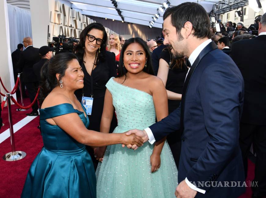 $!Yalitza y su madre se emocionan al ver a Diego Luna en la alfombra roja de los Oscares