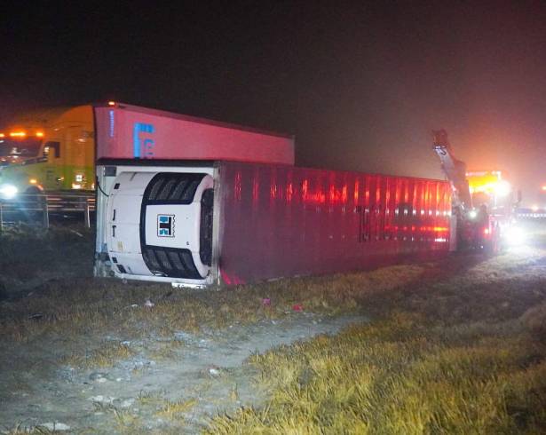 La unidad quedó volcada a la orilla de la carretera.