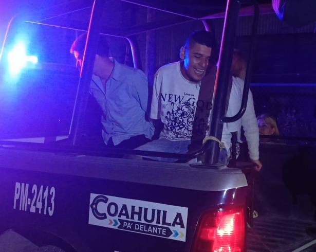 Elementos policiales trasladan a los detenidos a la autoridad competente tras el operativo en Parras.