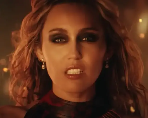 Un diamante entre las cenizas de su casa inspiró a Miley Cyrus a escribir el tema de ‘Avatar’