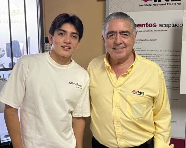 El futbolista de Xolos de Tijuana acudió por primera vez a un módulo del Instituto Nacional Electoral tras cumplir 18 años.