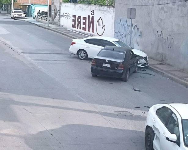 Una cámara de seguridad captó el ataque armado de 38 segundo contra los ocupantes de un automóvil que dejó a dos personas sin vida en calles del municipio de Valle de Santiago, Guanajuato.
