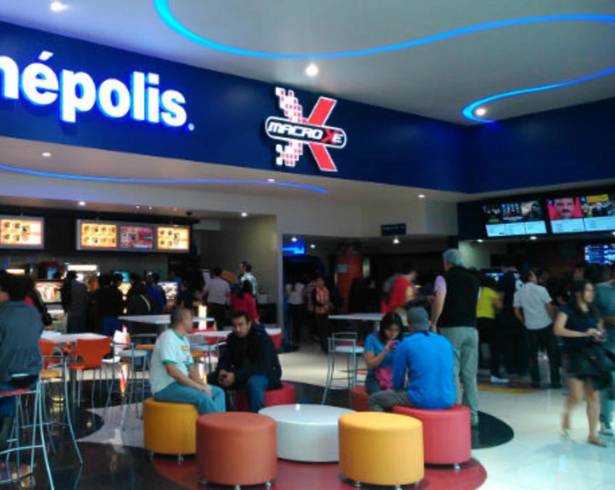 Tres empleados de una empresa de cine fueron vinculados a proceso por amenazas, mientras extrabajadores revelaron presuntas prácticas irregulares, acoso laboral y represalias que mantienen bajo escrutinio el caso.