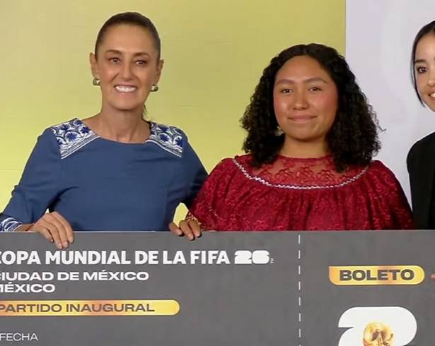 La presidenta Claudia Sheinbaum entregó el boleto 001 para el partido inaugural del Mundial 2026 a una joven originaria de Veracruz como parte del concurso nacional “Representa a México en la Inauguración del Mundial”.