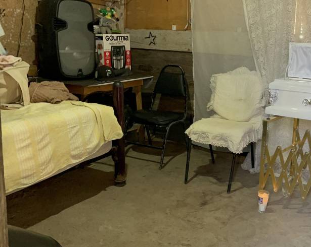 Familiares y vecinos acompañan el velorio de la pequeña Ángela Cataleya en una vivienda de la colonia Morelos Quinto Sector.