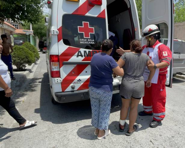 Una mujer fue trasladada por paramédicos de la Cruz Roja tras ser atacada por dos perros en la colonia Isabel Amalia, donde recibió atención médica por diversas mordeduras.