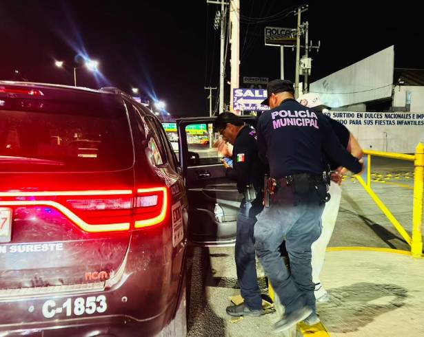 El conductor fue detenido por policías municipales tras ser reportado en grupos de seguridad.