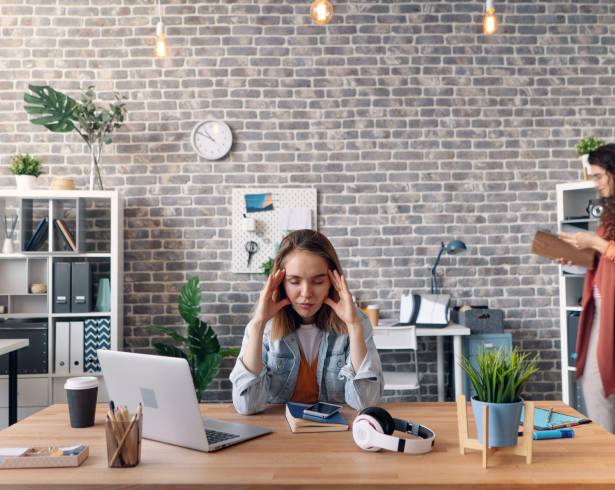 Dos de cada tres profesionales admiten tener serias dificultades para encontrar el tiempo y la energía necesarios para realizar sus tareas habituales debido a la sobrecarga digital en el trabajo.