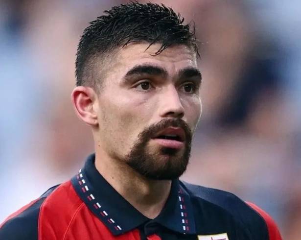 Johan Vásquez portó el gafete de capitán y comandó la defensa del Genoa frente al Napoli.