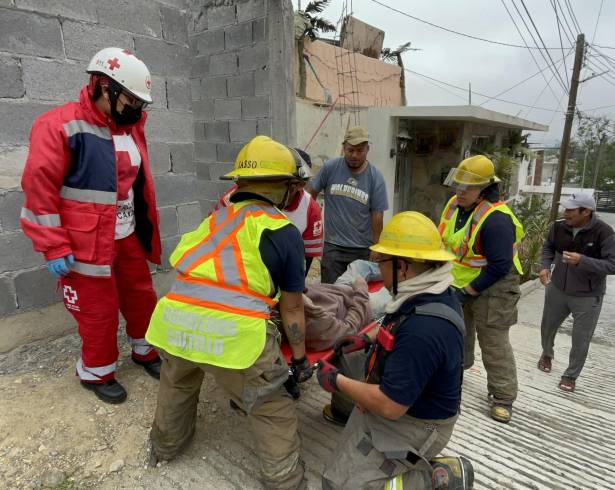 Paramédicos de Cruz Roja trasladaron al lesionado al Hospital Universitario al presentar insensibilidad y debilidad en brazos y piernas tras el derrumbe.
