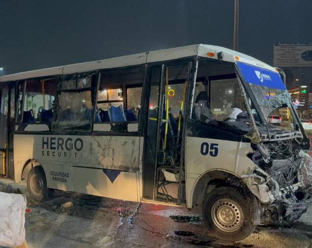 La unidad de transporte de personal de la empresa Hergo volcó tras impactar el cordón cuneta en Venustiano Carranza.