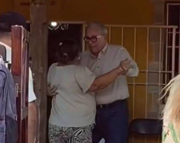 En redes sociales circula un video que presuntamente muestra a Rubén Rocha Moya bailando en una reunión en Badiraguato; su autenticidad no ha sido confirmada.