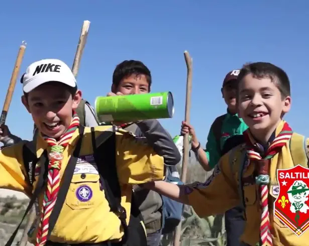 Niños y jóvenes pueden participar en actividades de orientación, caminatas, pionerismo y técnicas de campismo.