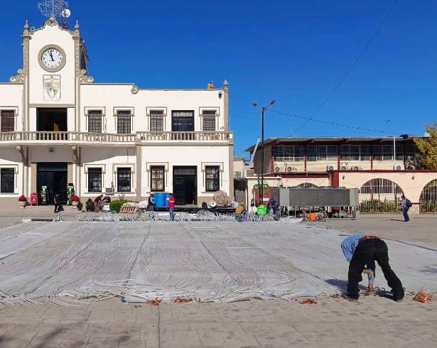 La instalación de la pista de hielo se ha convertido en un punto de debate público, al confrontar el gasto destinado al entretenimiento con la atención a otras necesidades.