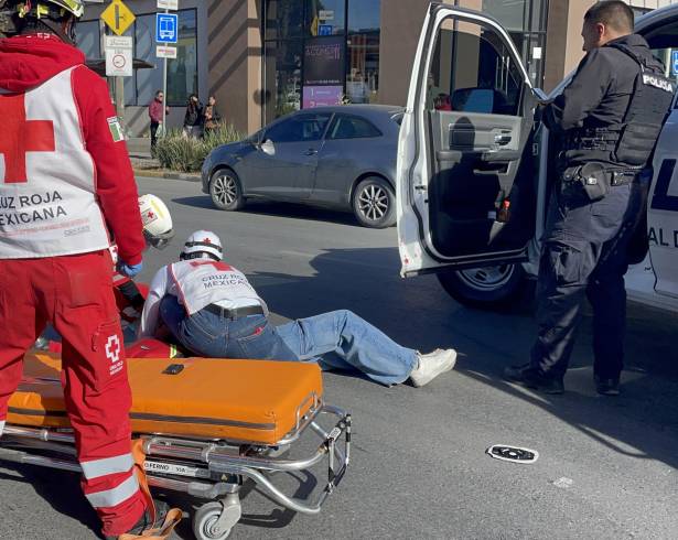 Paramédicos de la Cruz Roja atendieron a las dos adolescentes tras el accidente ocurrido en el bulevar Venustiano Carranza.