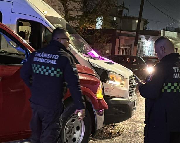 Una conductora que ignoró un alto en la colonia Virreyes provocó un choque contra un transporte de personal.