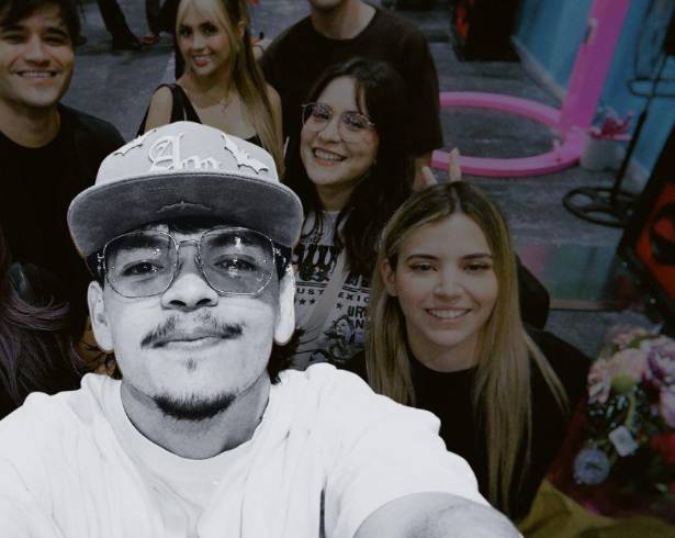 Carlos Mauricio Gómez, conocido como El Komanche, creador de contenido salvadoreño, fue reportado sin vida en su vivienda de Monterrey; investigan las causas.