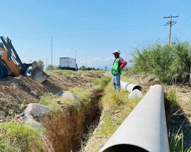 Personal técnico revisa las líneas de drenaje que serán rehabilitadas como parte del proyecto de saneamiento en Piedras Negras.