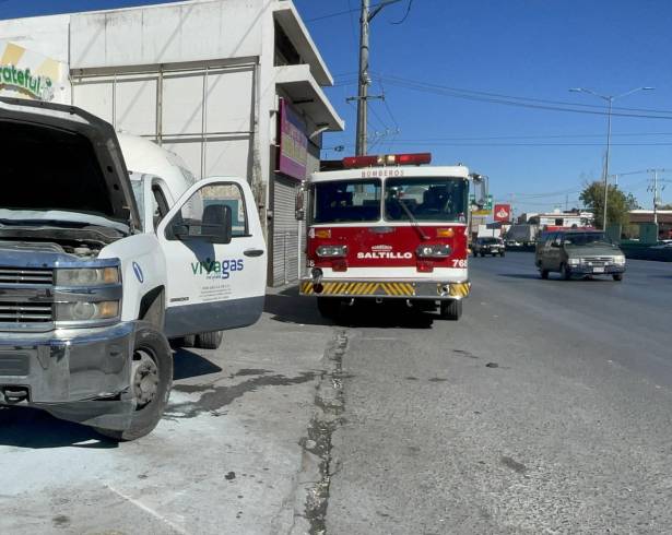 Elementos de la Policía Municipal y del Cuerpo de Bomberos acudieron al periférico Luis Echeverría Álvarez tras el reporte de humo en una pipa de gas natural.