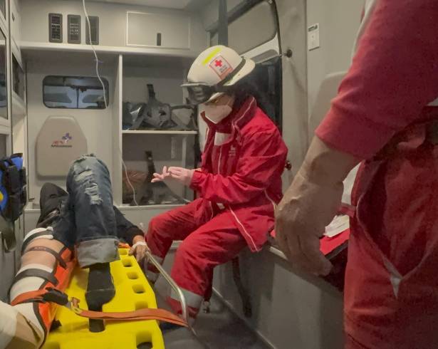 El joven fue atendido por paramédicos de la Cruz Roja.