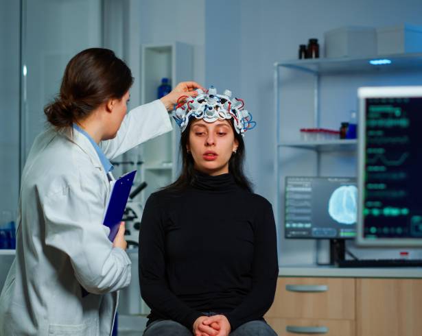 Hay dos grandes tipos de crisis epilépticas: las generalizadas, que surgen en redes de neuronas distribuidas por los dos hemisferios del cerebro, y las focales, que son aquellas que se originan un solo hemisferio.