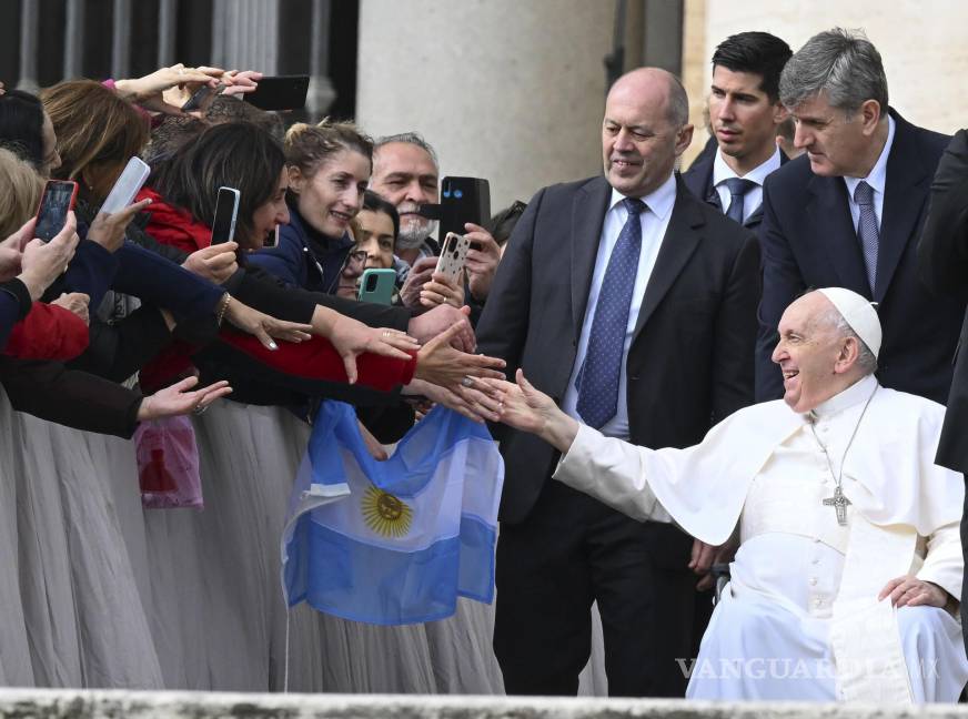 $!El Papa Francisco saluda a los fieles durante su audiencia general semanal en la Plaza de San Pedro, Vaticano.