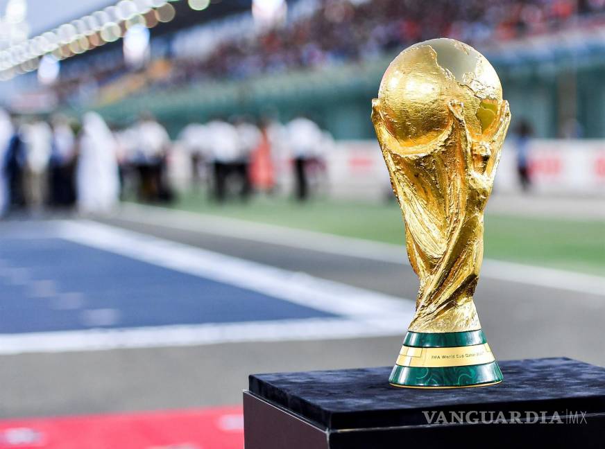 $!El trofeo de la Copa Mundial de la FIFA 2022 en exhibición en la parrilla antes del Gran Premio de Fórmula Uno de Qatar 2021. EFE/EPA/Nouhad Thekkayil
