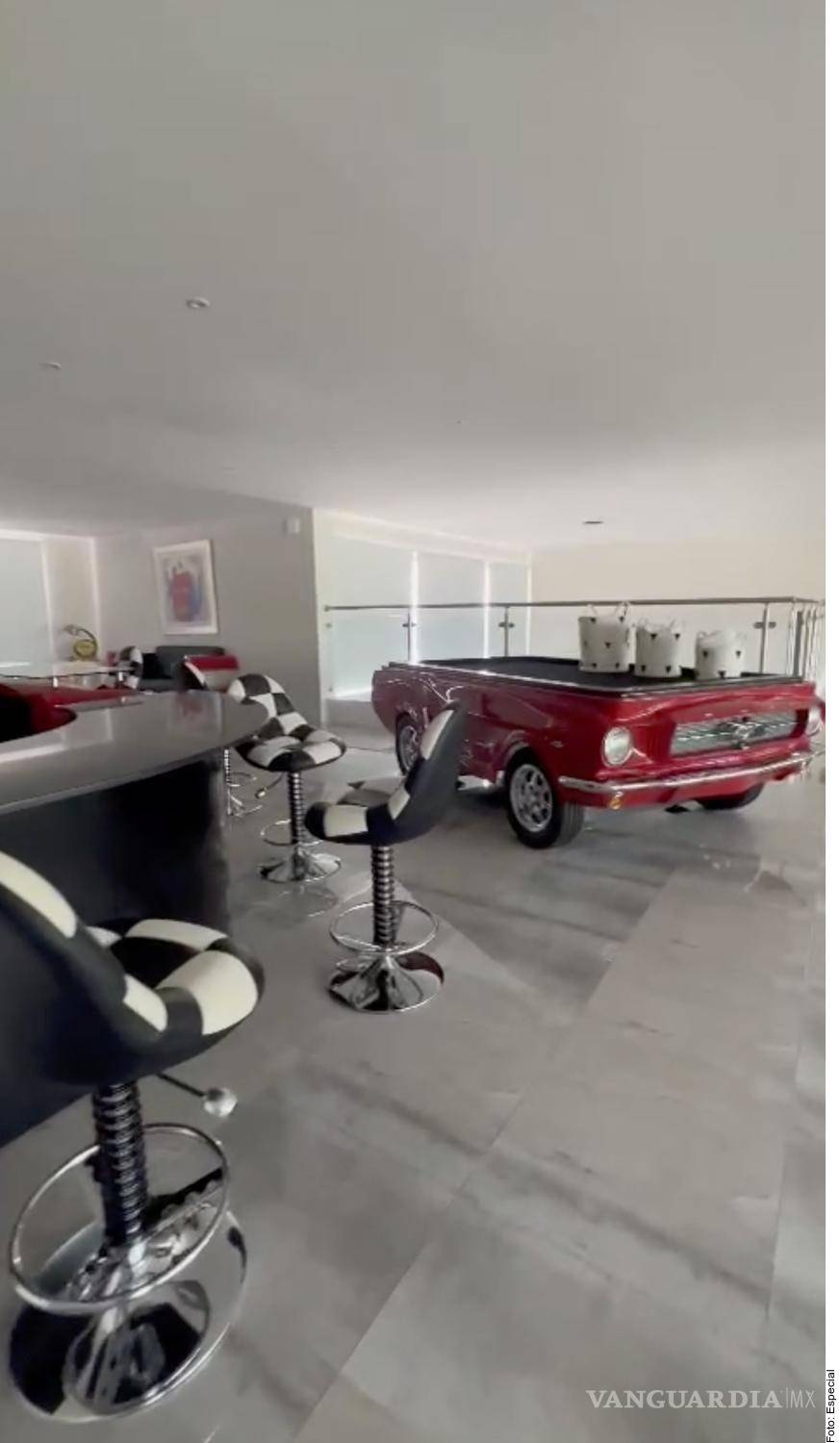 $!Alejandro Moreno tiene además una mesa de billar sobre la réplica de un Ford Mustang 1965 color rojo.