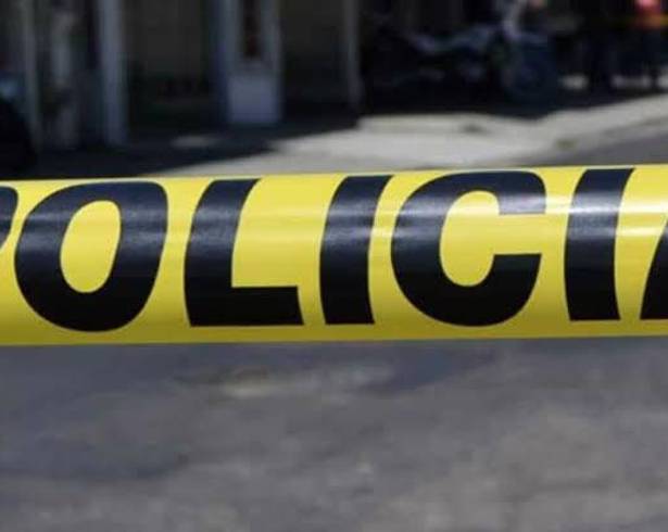 Elementos de la Agencia de Investigación Criminal acudieron a las vías del tren en el ejido San Luis de Gurza tras el reporte del hallazgo de un hombre sin vida.