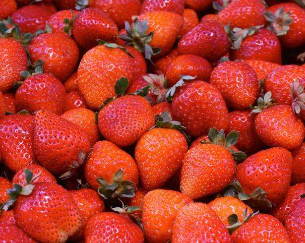 Los 12 alimentos más contaminados de 2026: pesticidas y químicos “eternos” en tu mesa