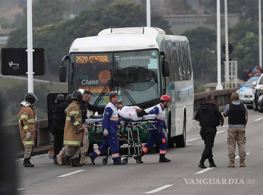 $!Policía abate al secuestrador y libera a los rehenes de un autobús en Río de Janeiro