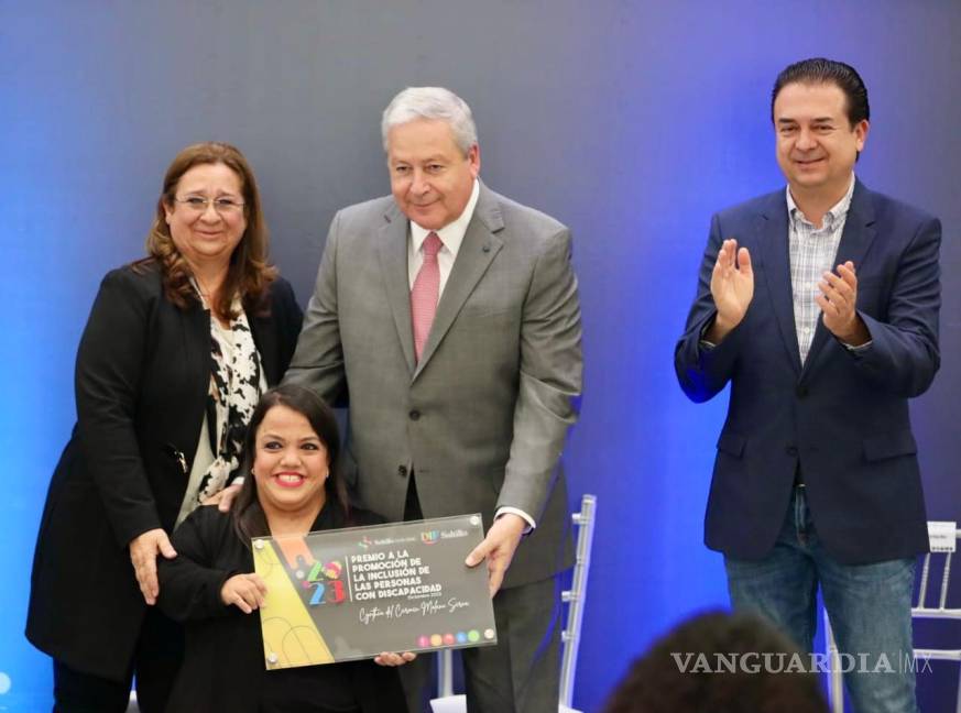 $!Cynthia del Carmen Molano Serna recibió su reconocimiento en el rubro de ‘Promotor de Inclusión en situación de Discapacida.