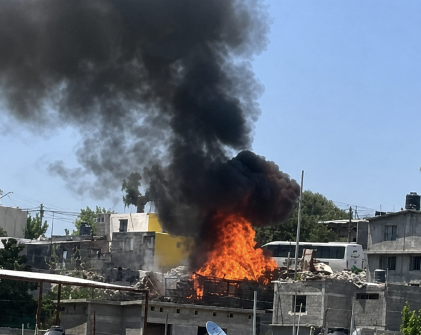 Una densa columna de humo negro fue visible desde distintos puntos mientras el fuego consumía la vivienda.