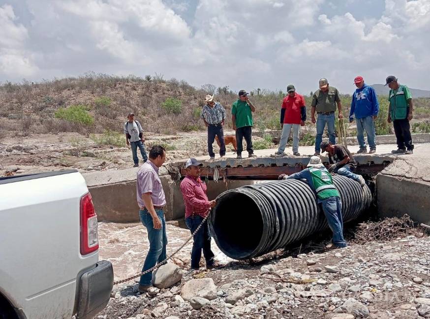 $!Brigadas municipales liberaron vialidades en el ejido Zertuche tras las lluvias del domingo.