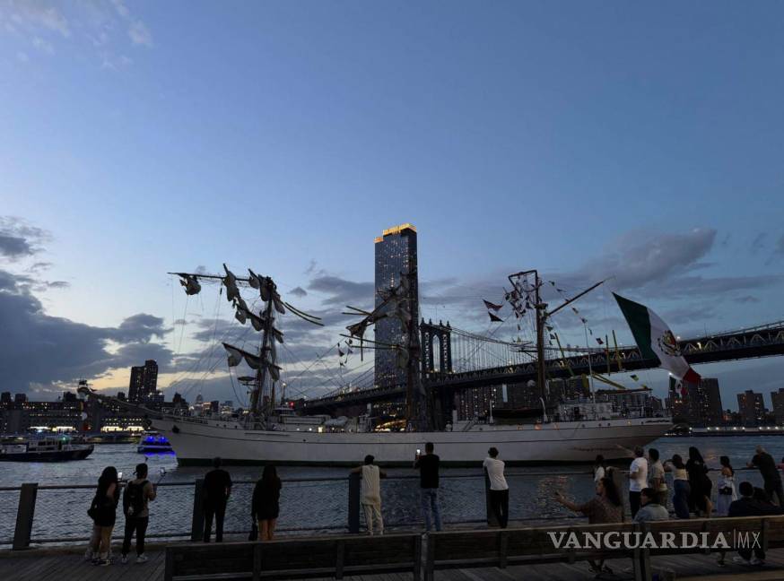 $!El buque escuela naval Cuauhtémoc sufrió un accidente durante las maniobras de zarpe, provocando su colisión con el puente de Brooklyn lo que dejó un saldo de 2 muertes confirmadas.