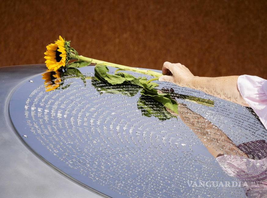 $!Un familiar de las víctimas coloca una flor en la placa conmemorativa durante la conmemoración de las víctimas del desastre aéreo del MH17 en Países Bajos.