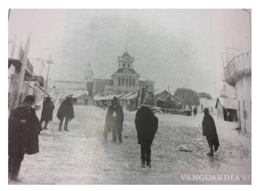 $!Teatro Acuña durante la nevada de 1892. Grupo de Facebook Ranchos, Pueblos y Villas de Coahuila.