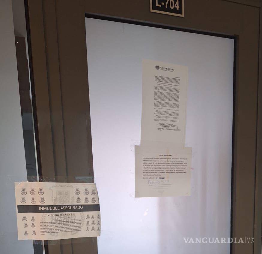 $!Un oficio judicial fue colocado en la puerta del despacho para notificar la orden de cateo autorizada por un juez de control del Distrito Judicial de Saltillo.