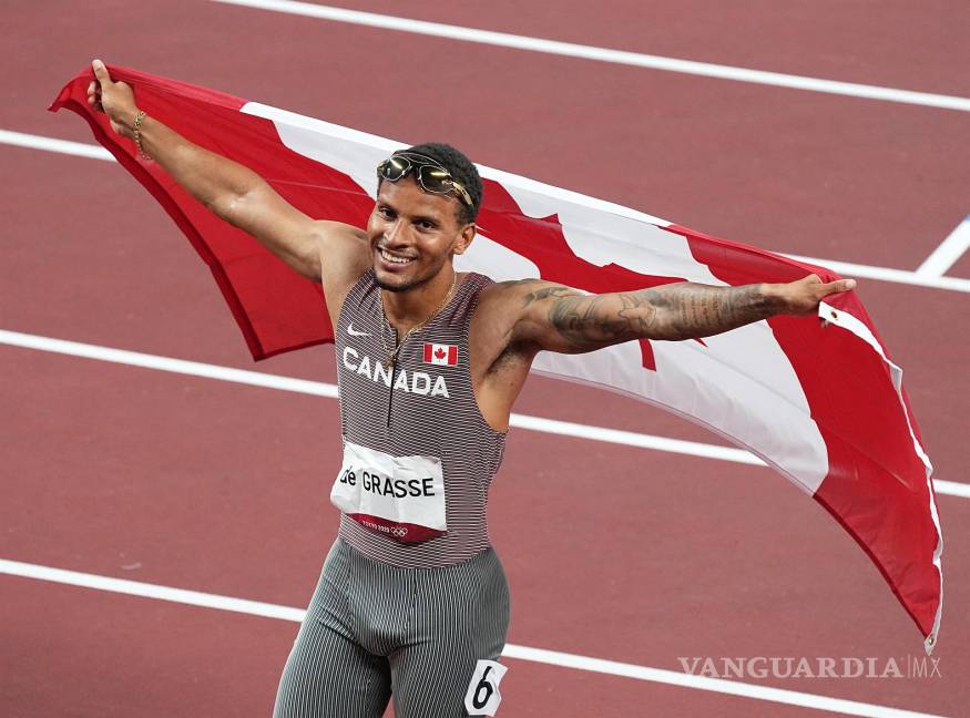 $!Andre de Grasse de Canadá celebra después de ganar la final masculina de 200 metros durante los eventos de atletismo de los Juegos Olímpicos de Tokio 2020. EFE