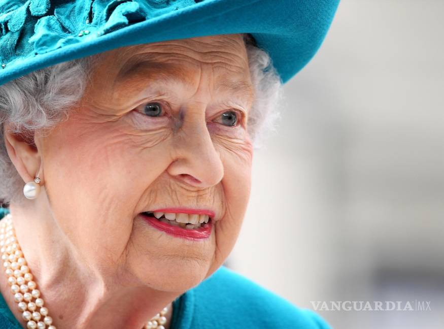 $!La reina Isabel II de Gran Bretaña llega para inaugurar oficialmente el nuevo centro de seguridad contra delitos cibernéticos en Londres. EFE/EPA/Andy Rain
