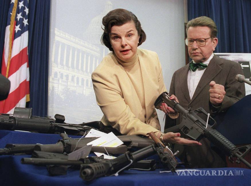 $!Dianne Feinstein (i) sostiene un rifle de asalto AR-15 con culata plegable durante una conferencia de prensa en Capitol Hill el viernes 22 de marzo de 1996.