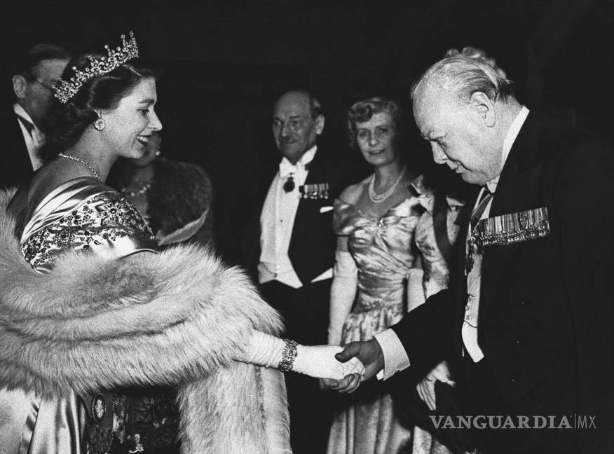 $!22 de marzo de 1950, la princesa Isabel le da la mano a Winston Churchill, ex primer ministro británico en Londres.