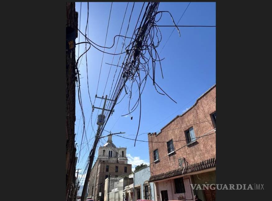 $!Algunos cables están en riesgo de caer.